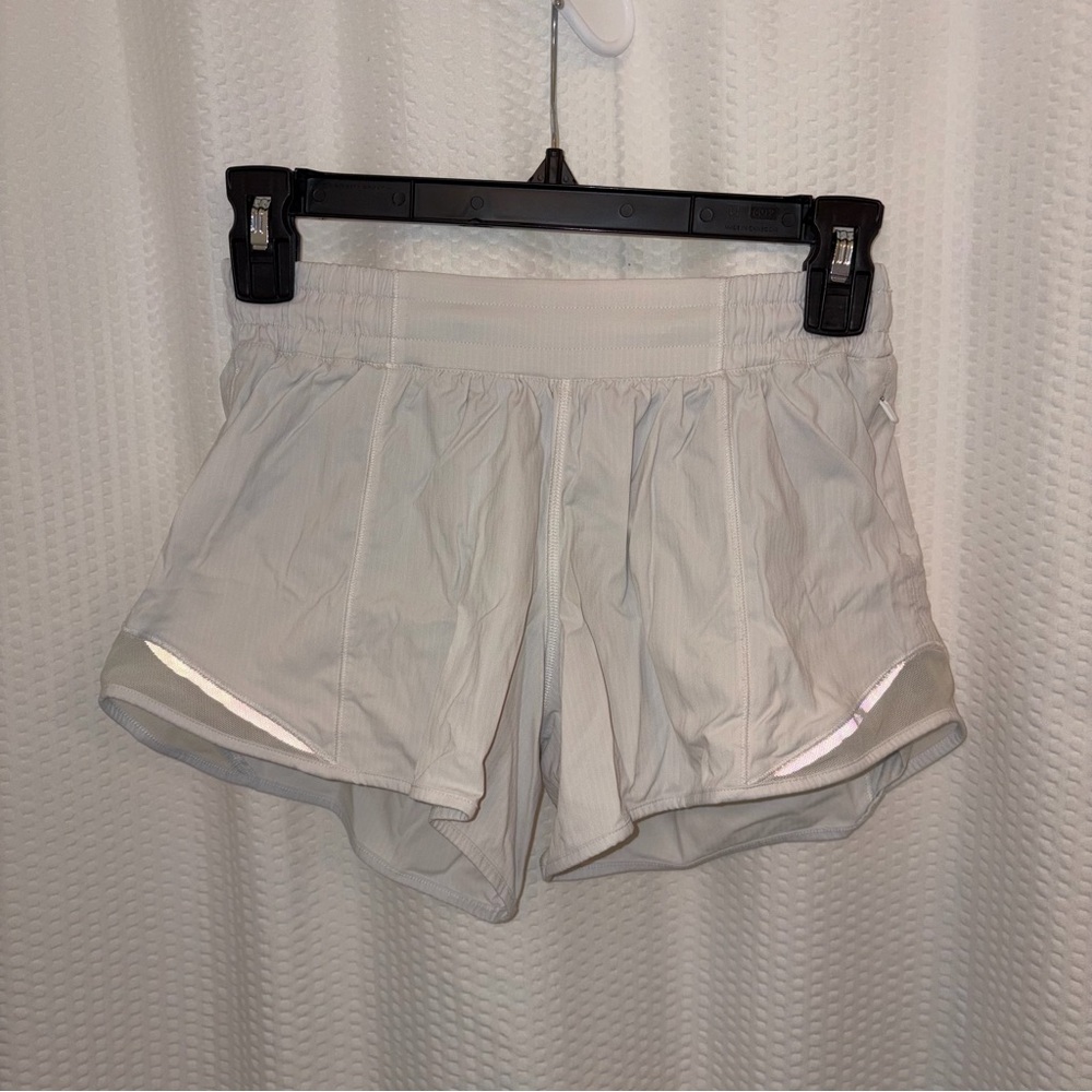 Lululemon Hotty Hot 2.5” shorts • white/bone
